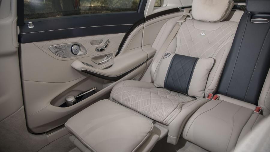 Интерьер Mercedes-Maybach S560 4Matic (X222) 2017 года  (NA) (фото 21 из 22)